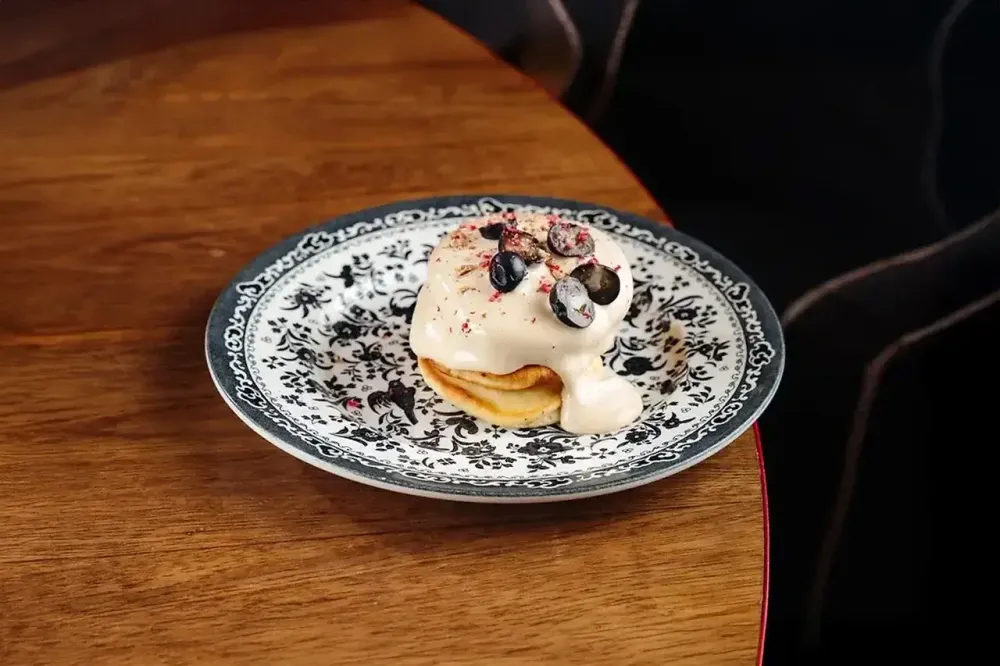 Оладьи с кремом из вареной сгущенки и голубикой