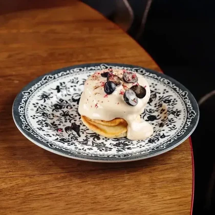 Оладьи с кремом из вареной сгущенки и голубикой