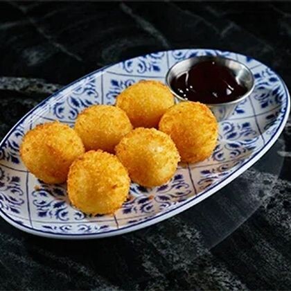 Сырные крокеты с ягодно-перечным соусом