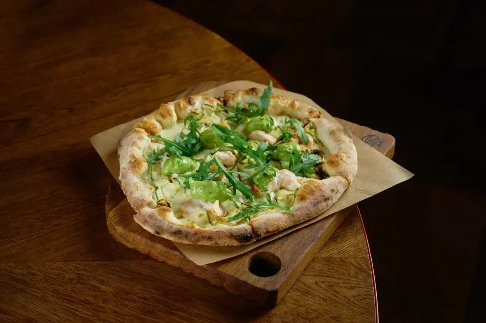 Пицца с креветками, цуккини и гуакомоле