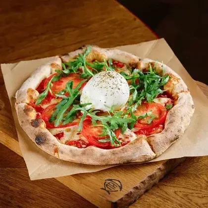 Пицца с бурратой, свежими томатами и руколой