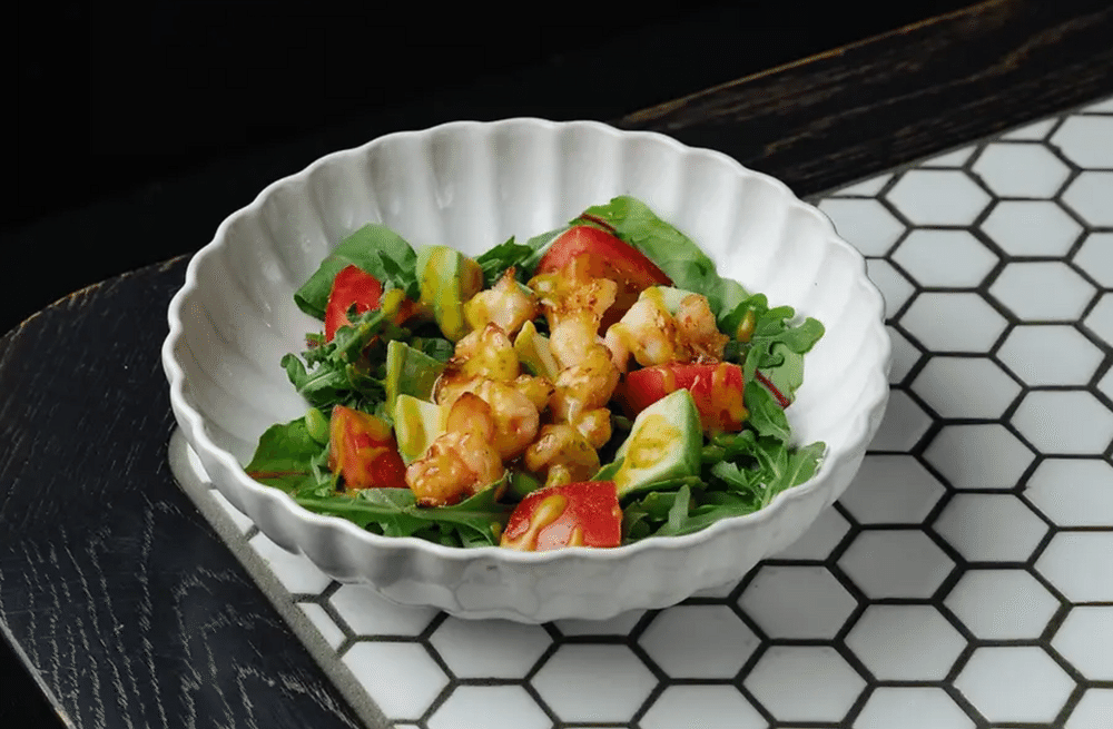Салат с креветками и манговой заправкой