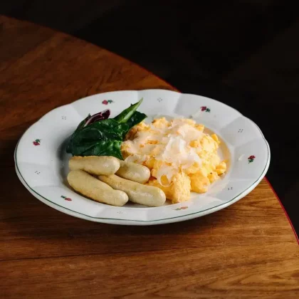 Скрембл с пармезаном и сосисками