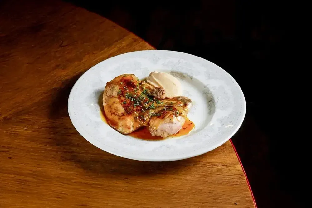 Фермерский цыплёнок в сицилийских специях с кремом из печёного яблока