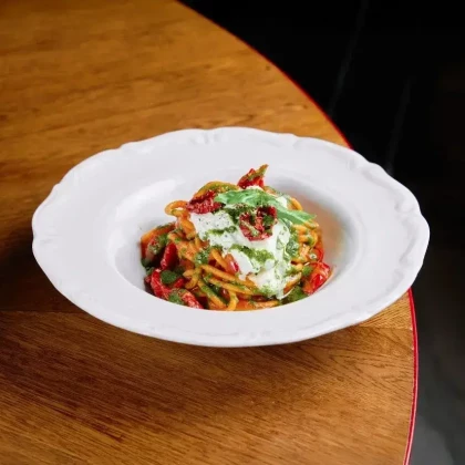 Спагетти с вялеными томатами черри и сыром страчателла