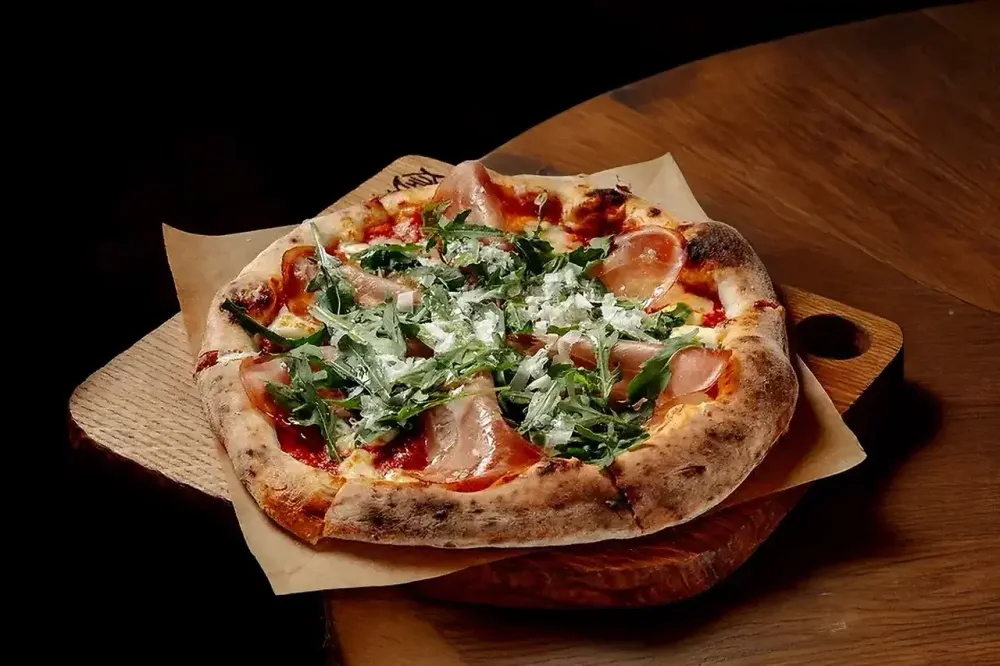 Пицца с пармской ветчиной