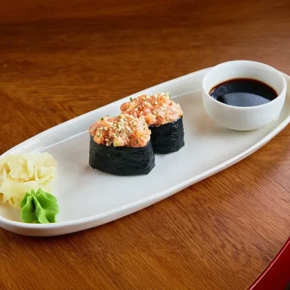 Острые суши лосось