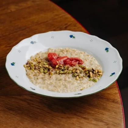 Цельнозерновая каша с клубничным компоте