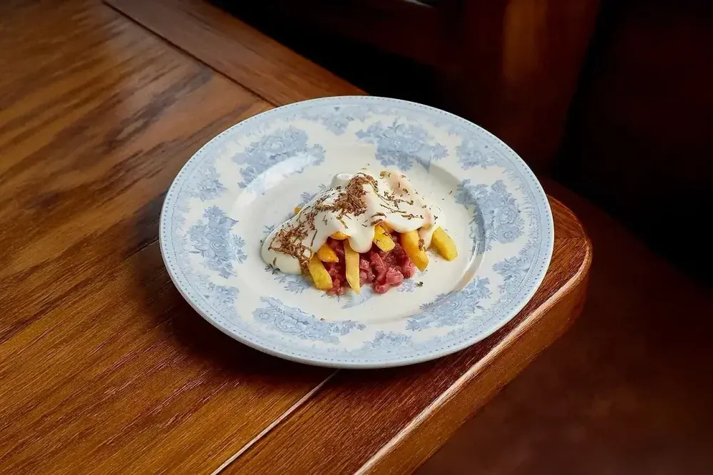 Тартар из говядины с муссом из пармезана и трюфелем