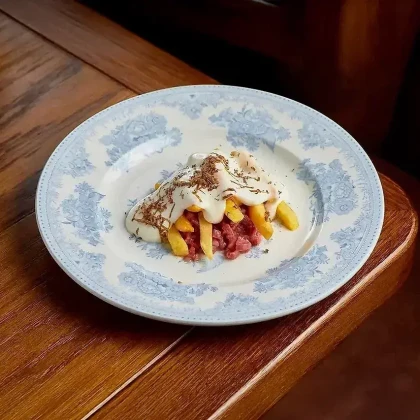 Тартар из говядины с муссом из пармезана и трюфелем