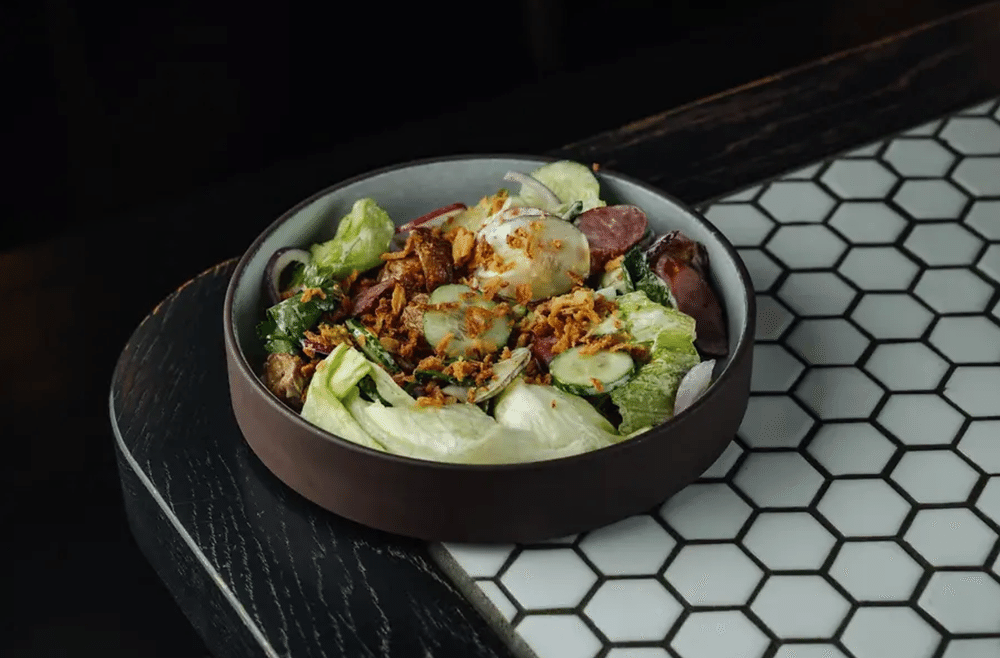 Салат с копчёными колбасками