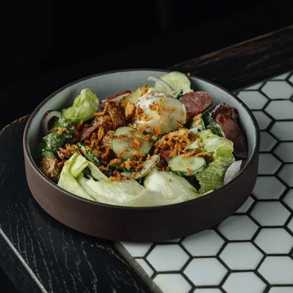 Салат с копчёными колбасками