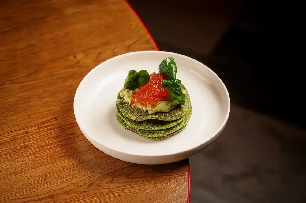 Оладьи из кабачков с красной икрой и гуакамоле