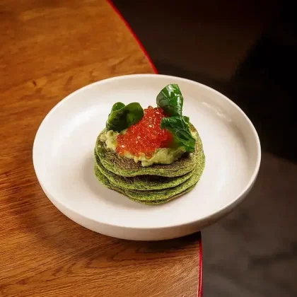 Оладьи из кабачков с красной икрой и гуакамоле