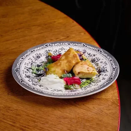 Блины румяные с говядиной  и битыми огурцами