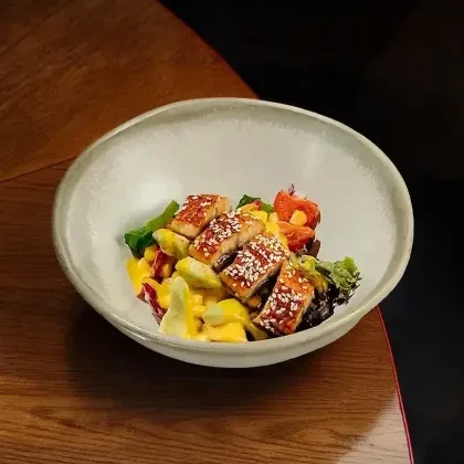 Салат с копчёным угрем, манго и авокадо