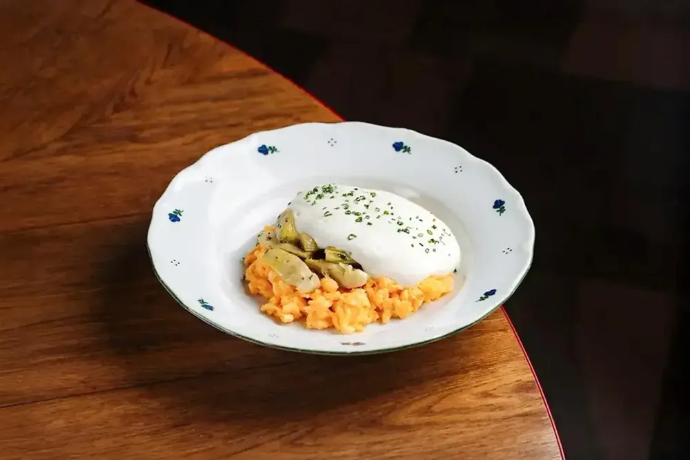 Скрембл с артишоками и муссом из пармезана