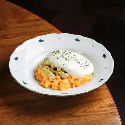 Скрембл с артишоками и муссом из пармезана