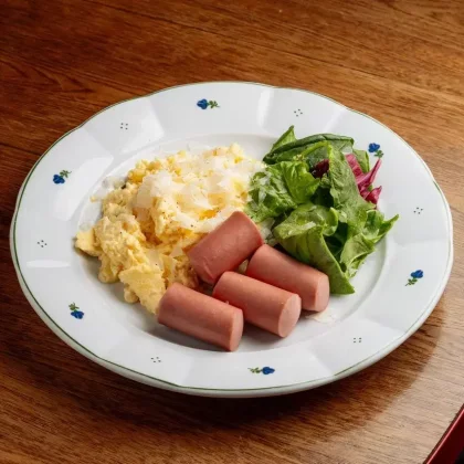 Скрембл с пармезаном и сосисками