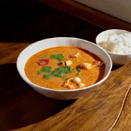 Том Ям с креветкой и кальмаром