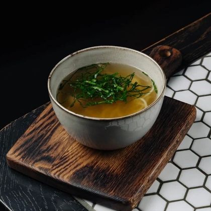 Куриный суп с фрикадельками и перепелиным яйцом