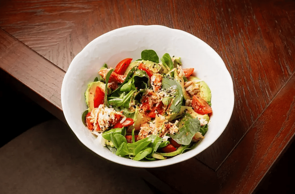 Зеленый салат с авокадо и крабом