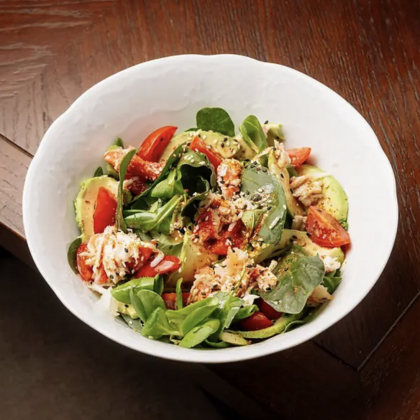 Зеленый салат с авокадо и крабом