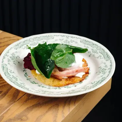 Драник с беконом и яйцом пашот