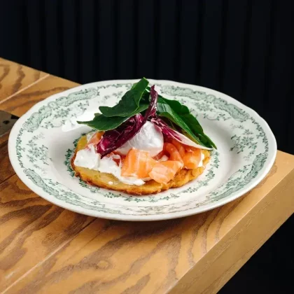 Драник с лососем и яйцом пашот