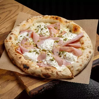 Пицца с мортаделлой и страчателлой