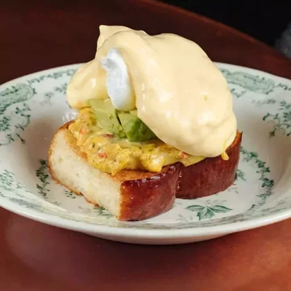 Яйцо "Бенедикт" с крабом