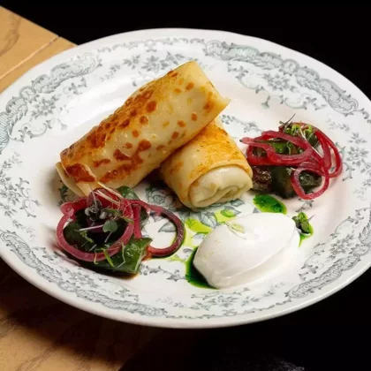 Блины с говядиной, трюфелем и битым огурцом