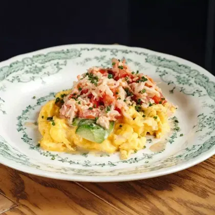 Скрембл с крабом, авокадо и томатами