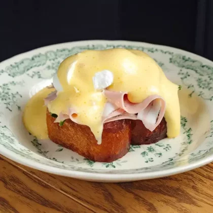 Яйцо "Бенедикт" с мортаделлой