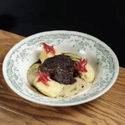 Говяжья щека с трюфельным пюре и соусом из кунжута