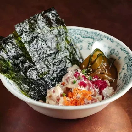 Тартар из тунца с огурцами кимчи и соусом спайси