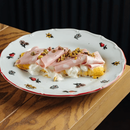 Французский омлет с мортаделлой и страчателлой