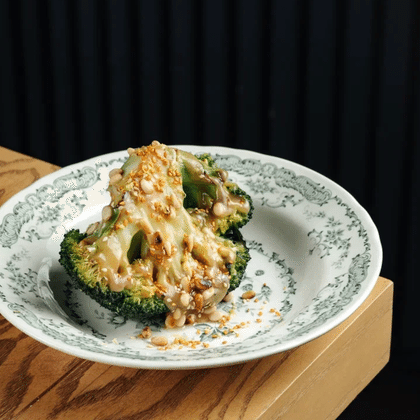 Брокколи с ореховым соусом