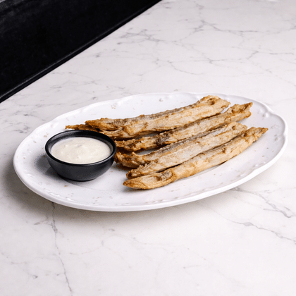 Корюшка со сметанно-огуречным соусом