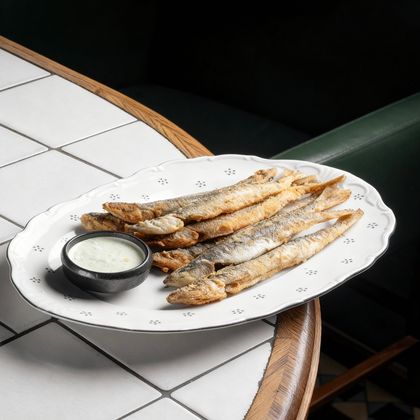 Корюшка со сметанно-огуречным соусом