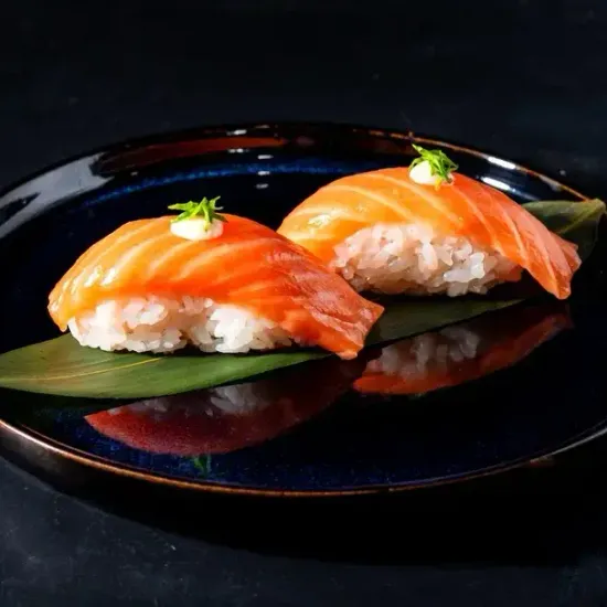 Суши с лососем