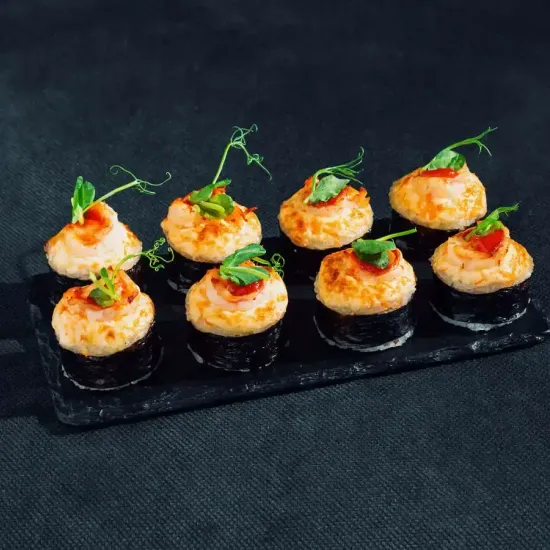 Запеченный ролл с креветками и горгонзолой