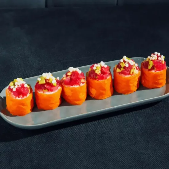 Ролл тар-тар тунец и манго