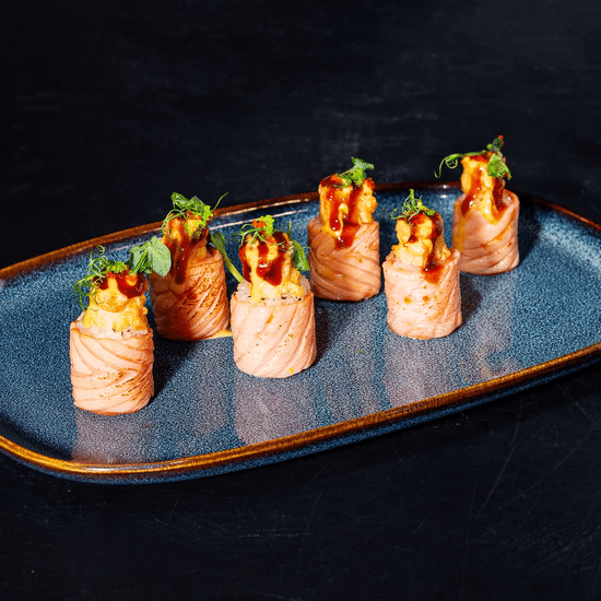 Опаленный лосось и пряный манго