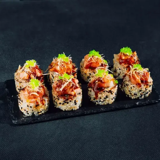 Запеченный ролл с лососем и гребешком