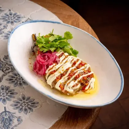 Запеченный баклажан, тахини, томаты