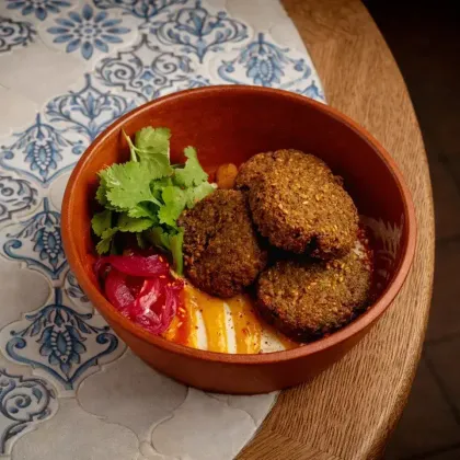 Фалафель, тахини, маринованные овощи