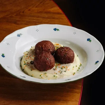 Митболы с картофельным пюре и трюфельным соусом