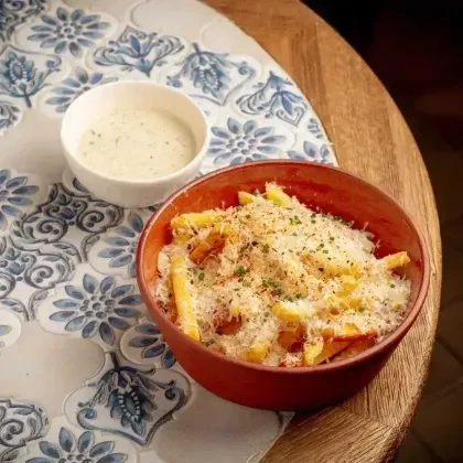 Фри с соусом ранч и пармезаном