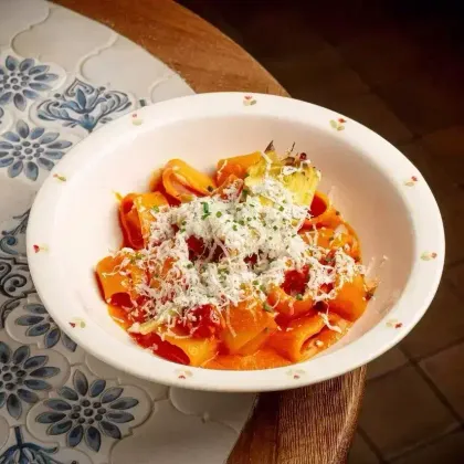 Паста с соусом из печеных перцев, томатами и фетой